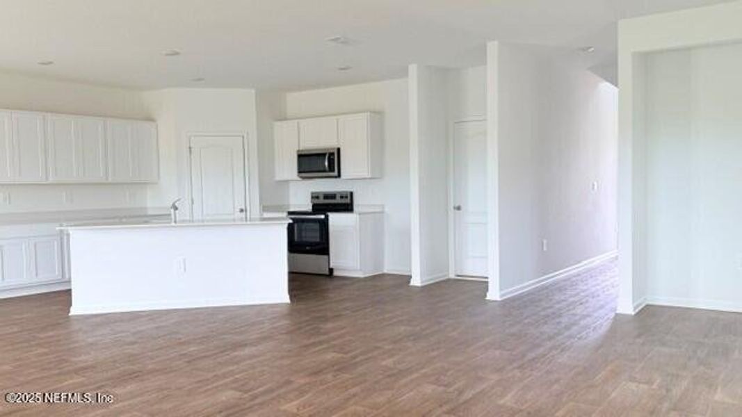 Spacious, unfurnished interior of a new home in Rookery, Green Cove Springs (Image 24).