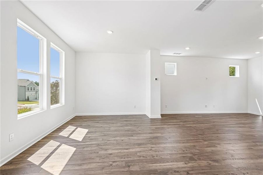 Spacious, unfurnished interior of a new home in Heritage River, Euharlee (Image 32). Spacious, unfurnished interior of a new home in Heritage River, Euharlee (Image 32).