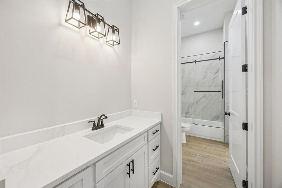 Hollywood bath for bedrooms 3 and 4