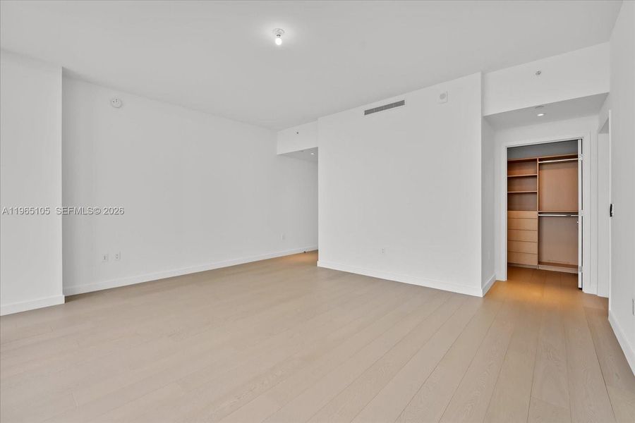 Spacious, unfurnished interior of a new home in , Miami Beach (Image 24).