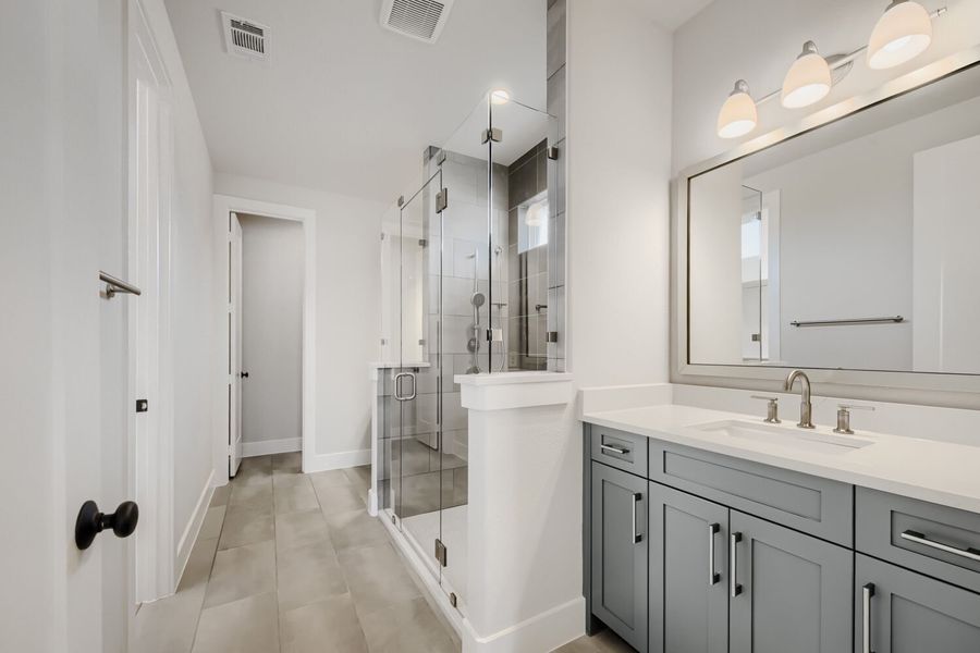 11300 Cider - Primary Bathroom