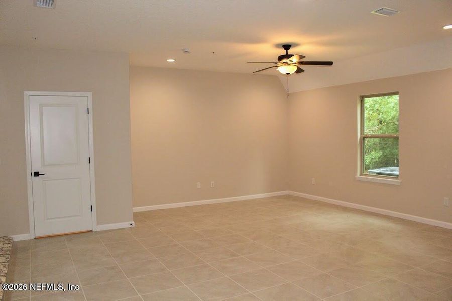 Spacious, unfurnished interior of a new home in , Middleburg (Image 22).
