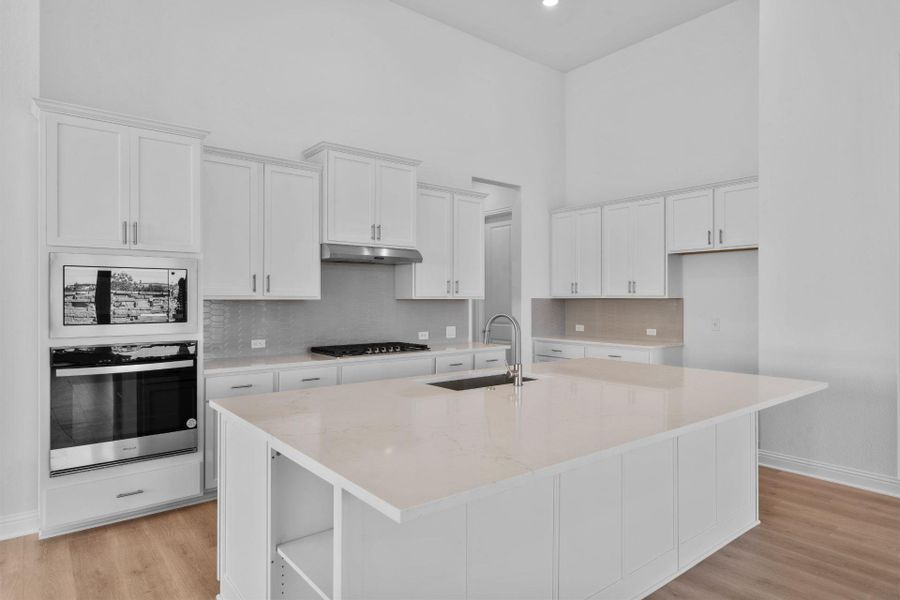 Large Center Island in Kitchen