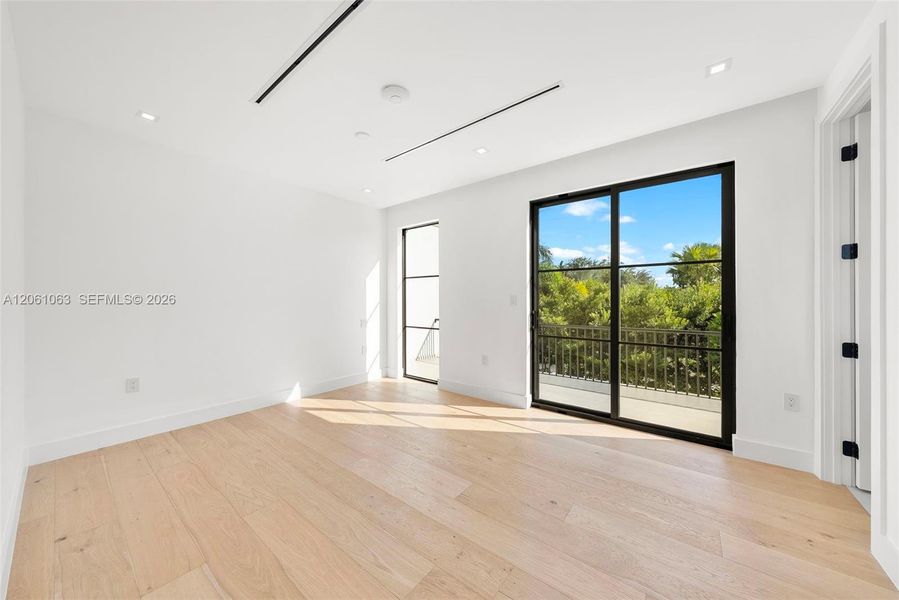 Spacious, unfurnished interior of a new home in , Coral Gables (Image 26).