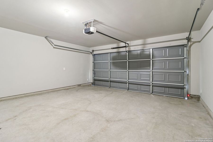 Spacious, unfurnished interior of a new home in Catalina, Converse (Image 47).