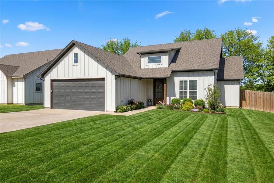 Beautiful home in TOLAR.
Picture has been modified to show front lawn potential in the spring. Beautiful home in TOLAR.
Picture has been modified to show front lawn potential in the spring.