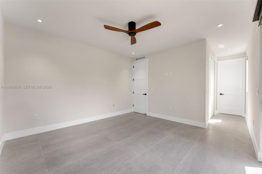 Spacious, unfurnished interior of a new home in , Key Largo (Image 40).