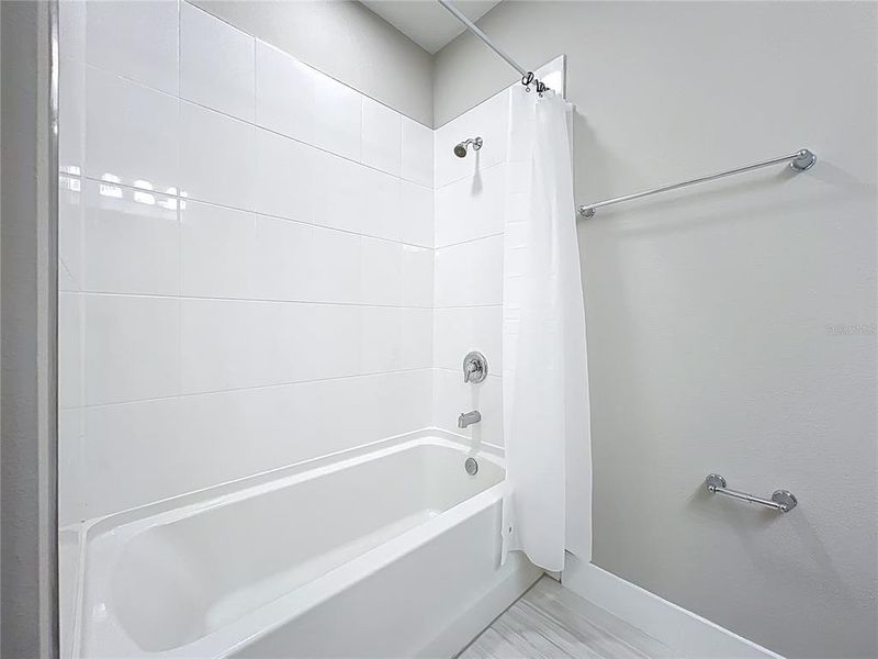 Spacious, unfurnished interior of a new home in , Winter Garden (Image 48).