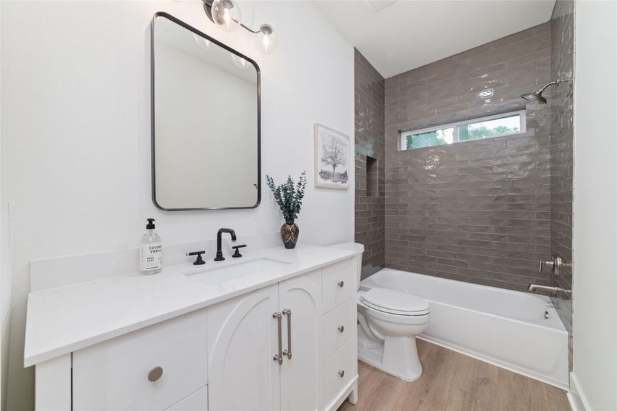 Full bath in between secondary bedrooms Full bath in between secondary bedrooms