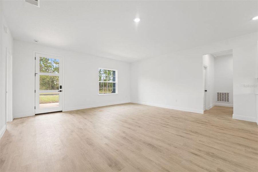 Spacious, unfurnished interior of a new home in , Ocala (Image 24).