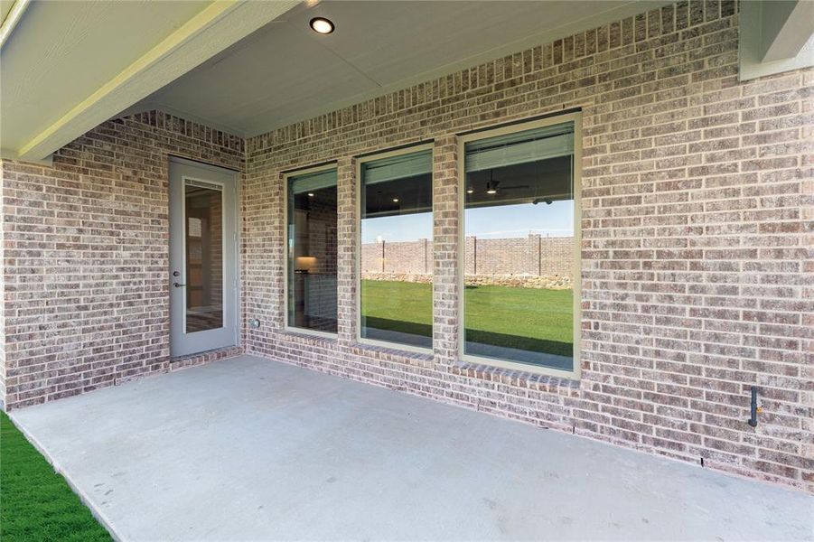 Exterior details and patio area of a home in Chaparral Park, Oak Point (Image 3).
