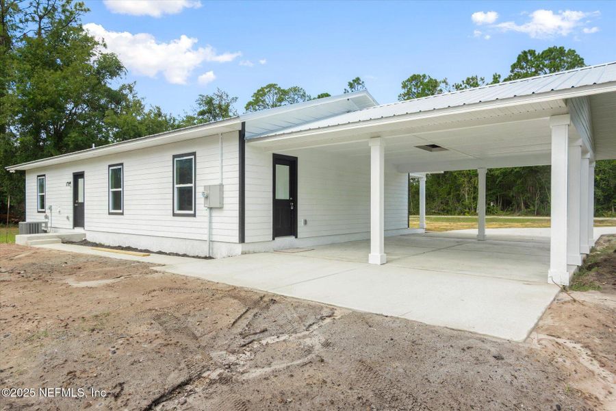 Exterior details and patio area of a home in , Palatka (Image 15).