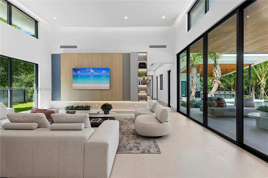 Community amenities in , Pinecrest (Image 77).
