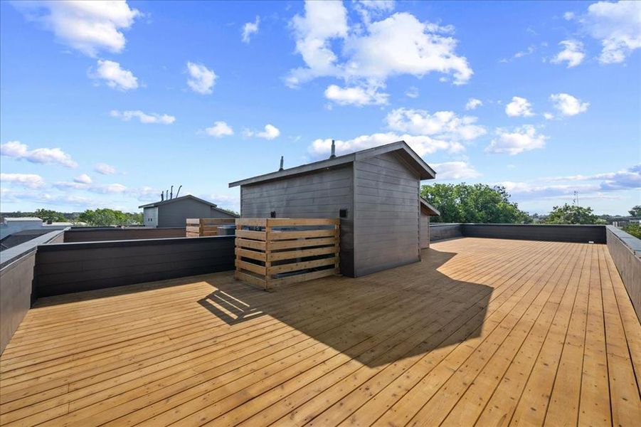 Roof top 360-degree deck has wooden deck Roof top 360-degree deck has wooden deck