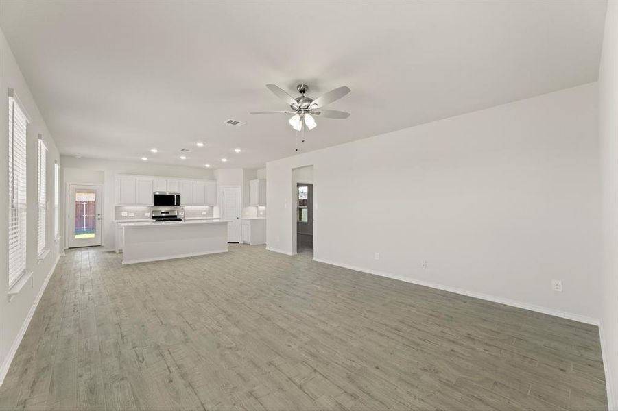 06. 2508 Breakaway - Family (2)