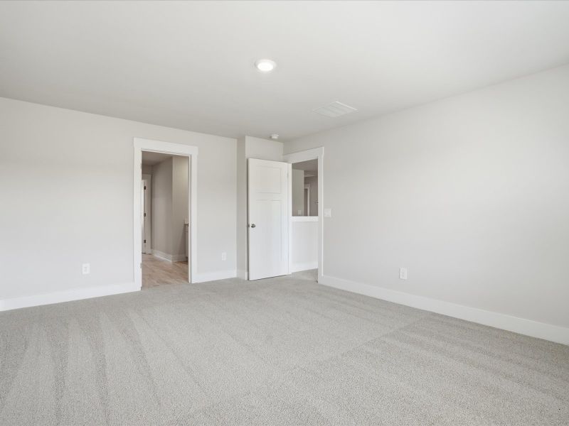 Spacious, unfurnished interior of a new home in Ashby Woods, Boiling Springs (Image 14).