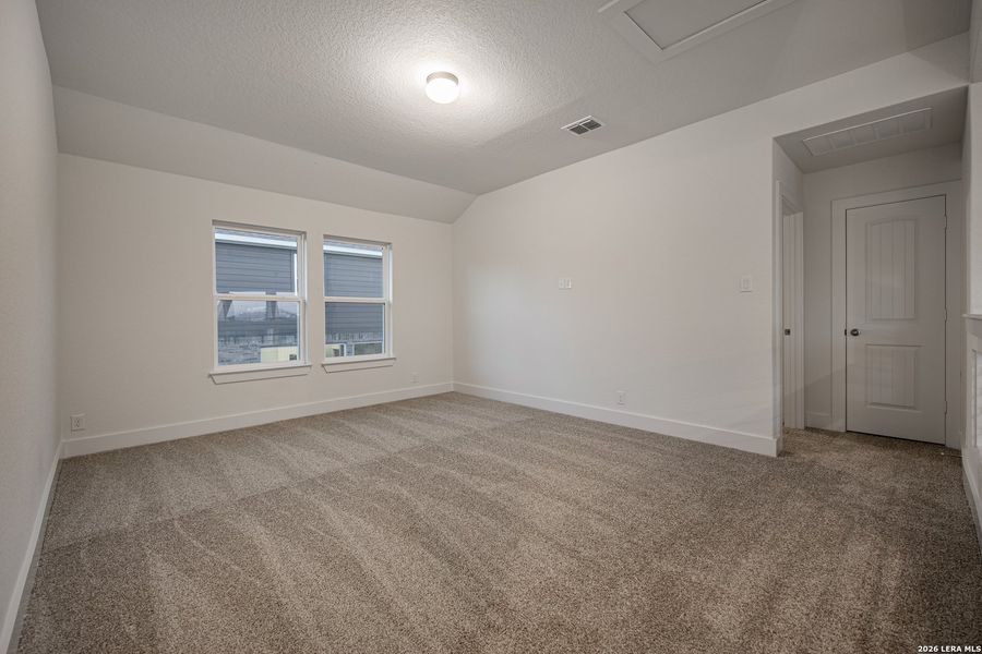 Spacious, unfurnished interior of a new home in Stillwater Ranch, San Antonio (Image 22).