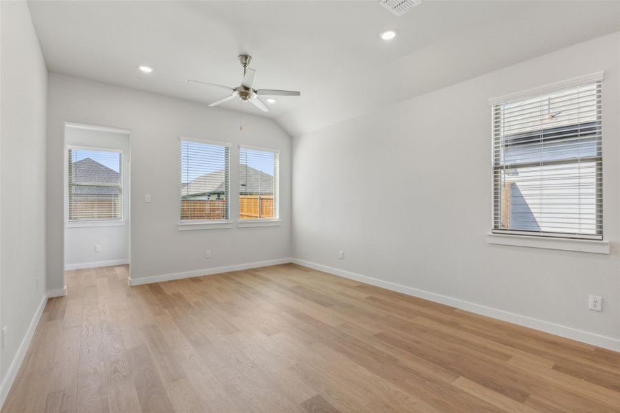 Spacious, unfurnished interior of a new home in Trinity Ranch, Elgin (Image 16).