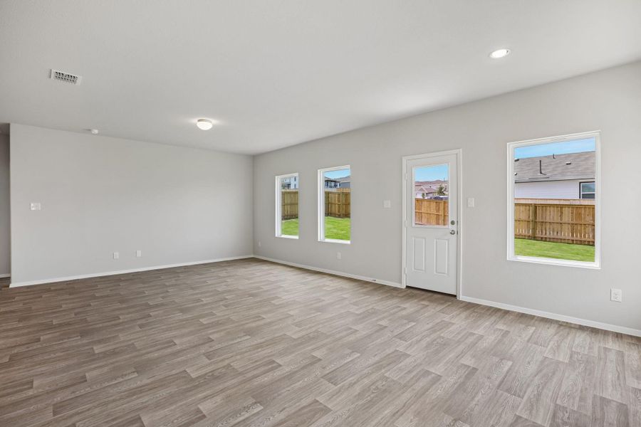 Spacious, unfurnished interior of a new home in Cloverleaf, Austin (Image 33).