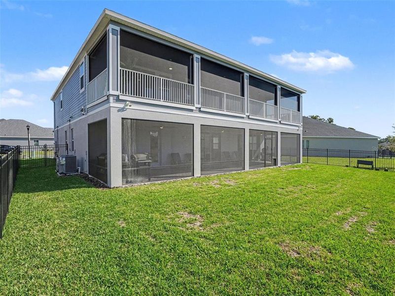 Exterior details and patio area of a home in , Oviedo (Image 26).