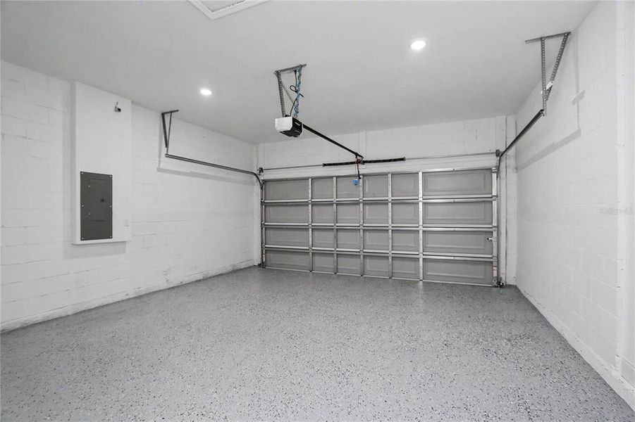 Spacious, unfurnished interior of a new home in , Citrus Springs (Image 28).