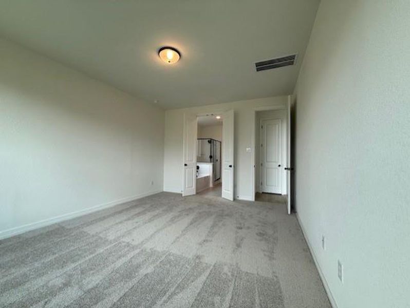 Spacious, unfurnished interior of a new home in Blue Heron Estates, Mont Belvieu (Image 13).