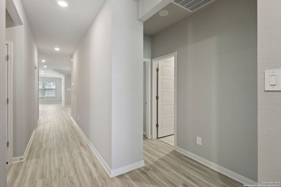 Spacious, unfurnished interior of a new home in Thomas Pond, San Antonio (Image 33).