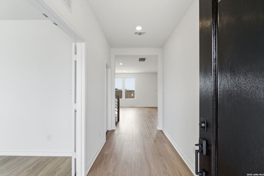 Spacious, unfurnished interior of a new home in Nopal Valley, San Antonio (Image 37).