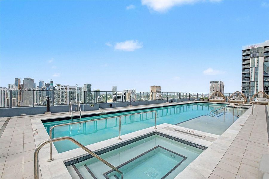 Condo located in Miami, FL showcasing its design and architecture (Image 5).