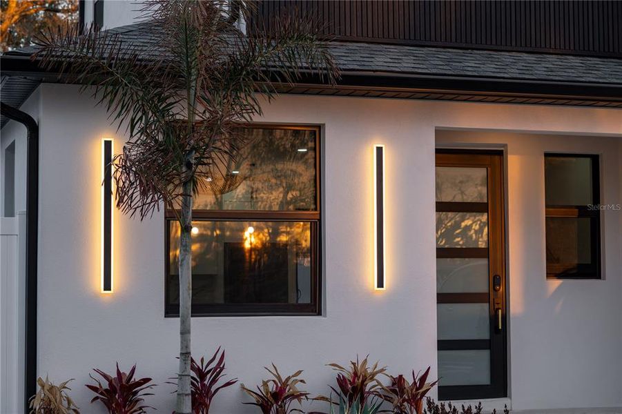 Exterior details and patio area of a home in , Tampa (Image 4).