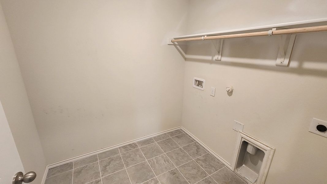 Spacious, unfurnished interior of a new home in Waverly Estates, Nevada (Image 9).