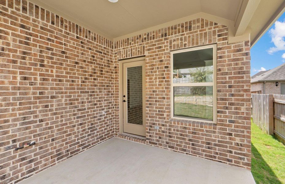 Exterior details and patio area of a home in Crescent Bluff, Georgetown (Image 3).