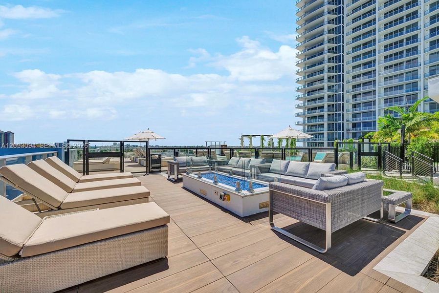 Condo located in West Palm Beach, FL showcasing its design and architecture (Image 31). Condo located in West Palm Beach, FL showcasing its design and architecture (Image 31).