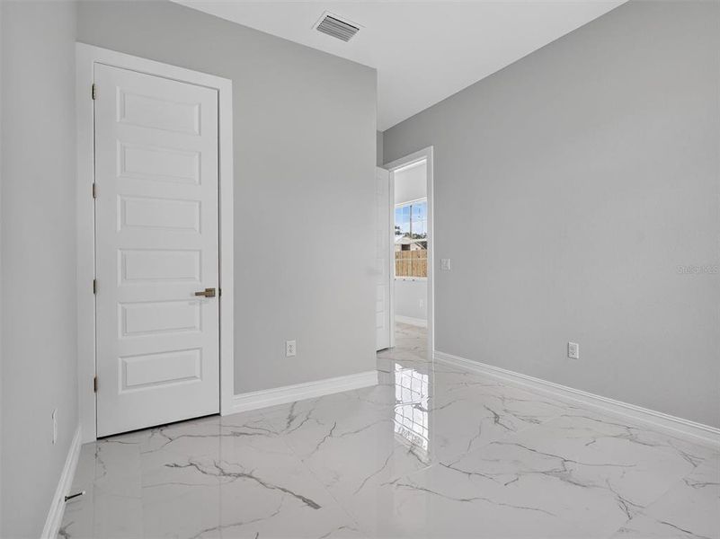Spacious, unfurnished interior of a new home in , Plant City (Image 38).