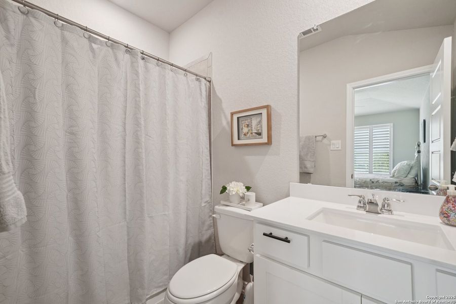 Furnished interior view inside a new home in Meyers Landing, New Braunfels (Image 7).