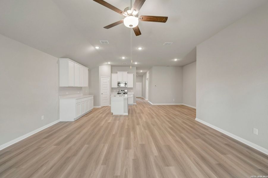 Spacious, unfurnished interior of a new home in Mesquite Ridge, San Antonio (Image 29).