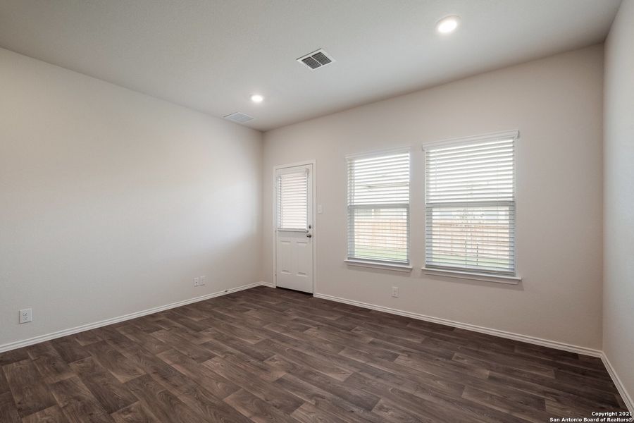 Spacious, unfurnished interior of a new home in Stonehill, San Antonio (Image 9).