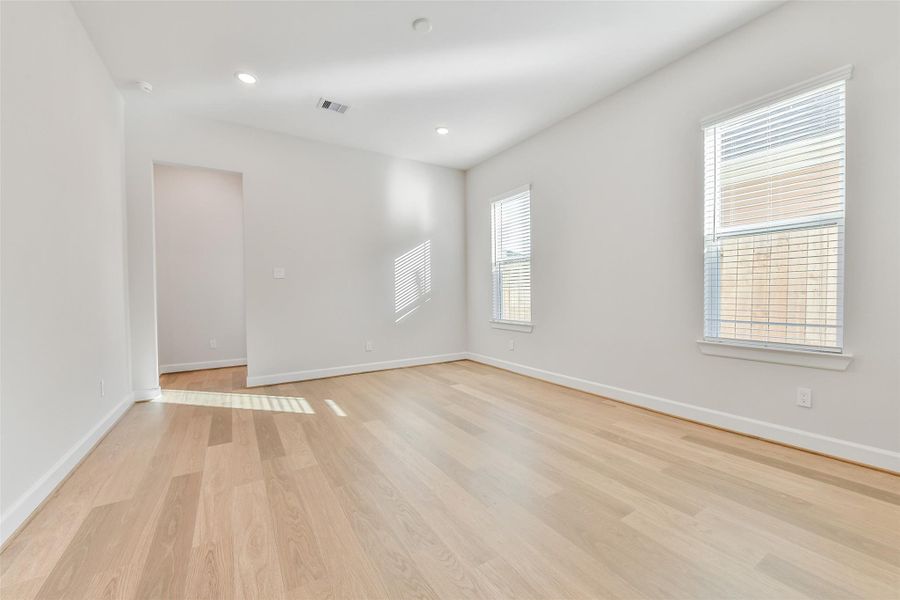 Spacious, unfurnished interior of a new home in Pearland Old Townsite, Pearland (Image 13).