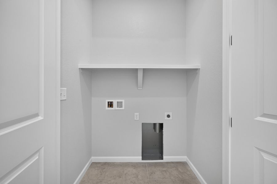 Spacious, unfurnished interior of a new home in Trailstone, Arvada (Image 25).