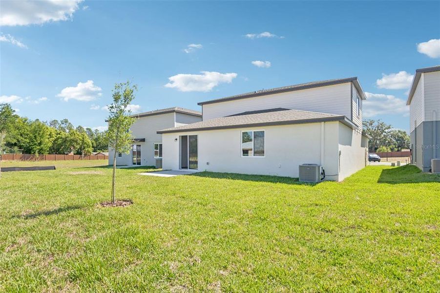 Exterior details and patio area of a home in Hilltop Vistas, Dade City (Image 3).