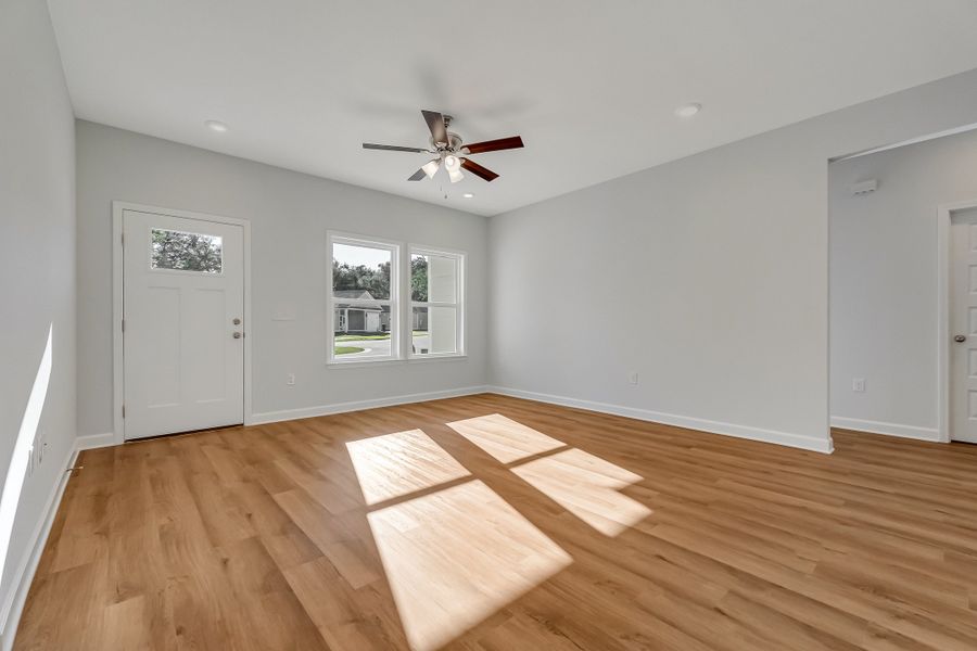 Spacious, unfurnished interior of a new home in Live Oak Cottages, Freeport (Image 18).