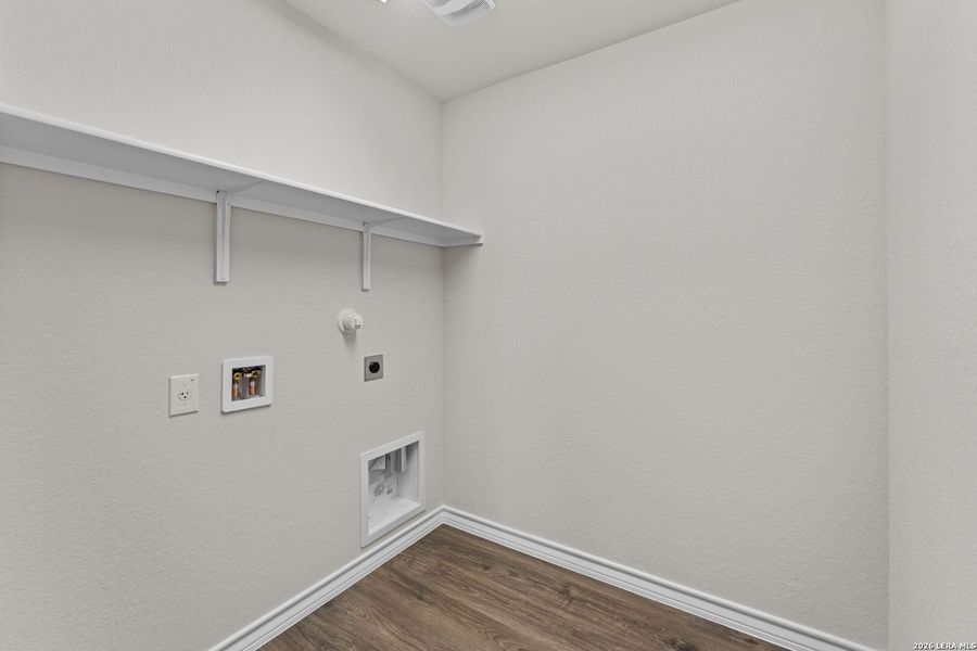 Spacious, unfurnished interior of a new home in Langdon, San Antonio (Image 12).