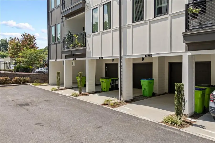 Condo located in Atlanta, GA showcasing its design and architecture (Image 5). Condo located in Atlanta, GA showcasing its design and architecture (Image 5).