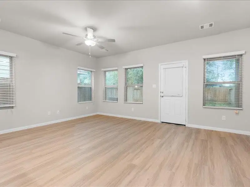 Spacious, unfurnished interior of a new home in , Houston (Image 11).