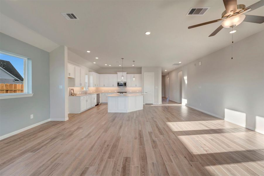 Spacious, unfurnished interior of a new home in The Grand Prairie 50’, Hockley (Image 20).