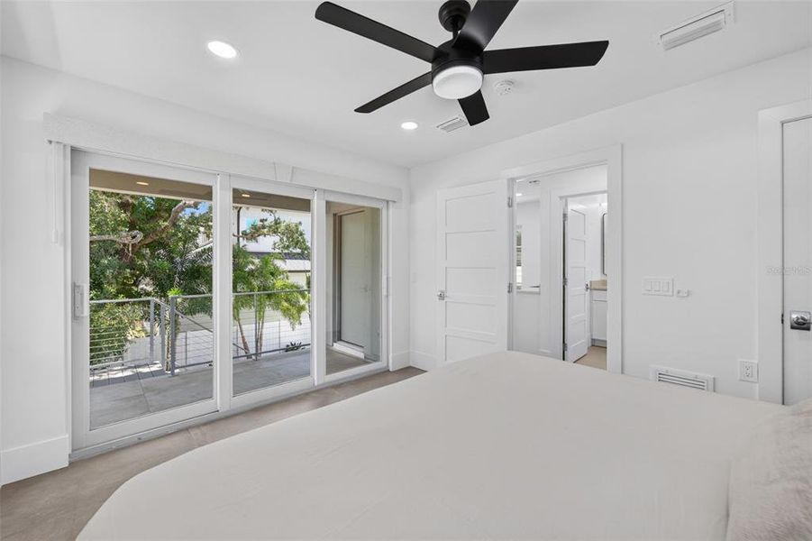 Spacious, unfurnished interior of a new home in , Sarasota (Image 22).