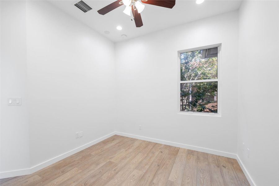 Spacious, unfurnished interior of a new home in , Fort Lauderdale (Image 13).