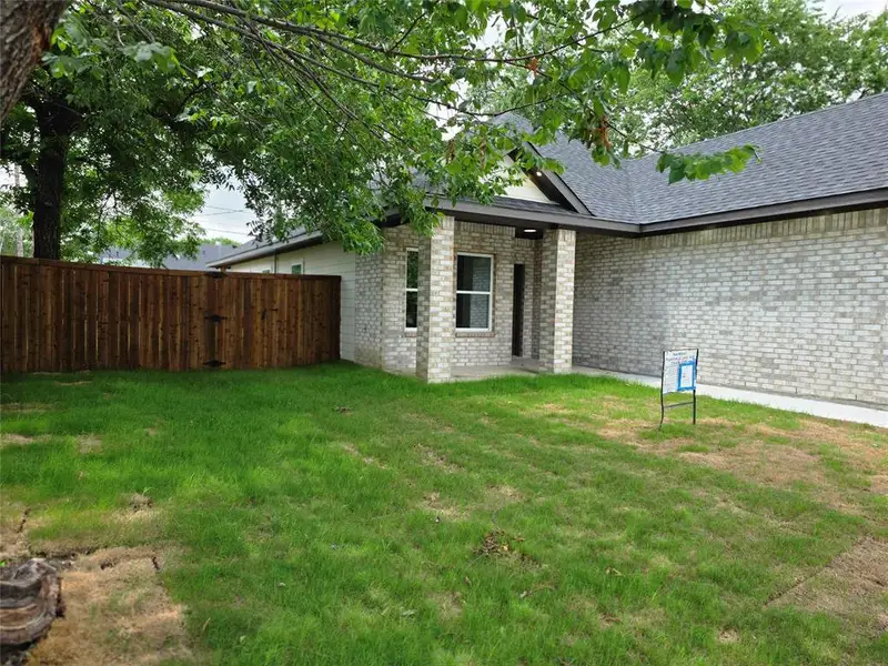 Exterior details and patio area of a home in , Dallas (Image 4).