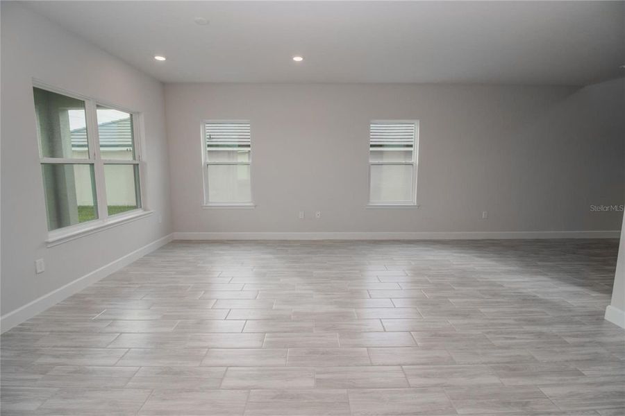 Spacious, unfurnished interior of a new home in St. John's Preserve, Palm Bay (Image 10).