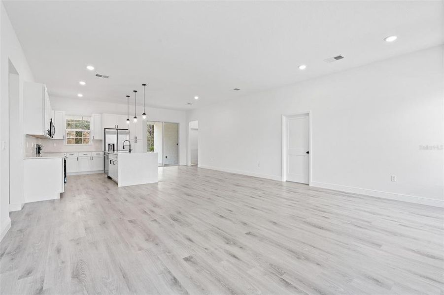 Spacious, unfurnished interior of a new home in , Ocala (Image 21).